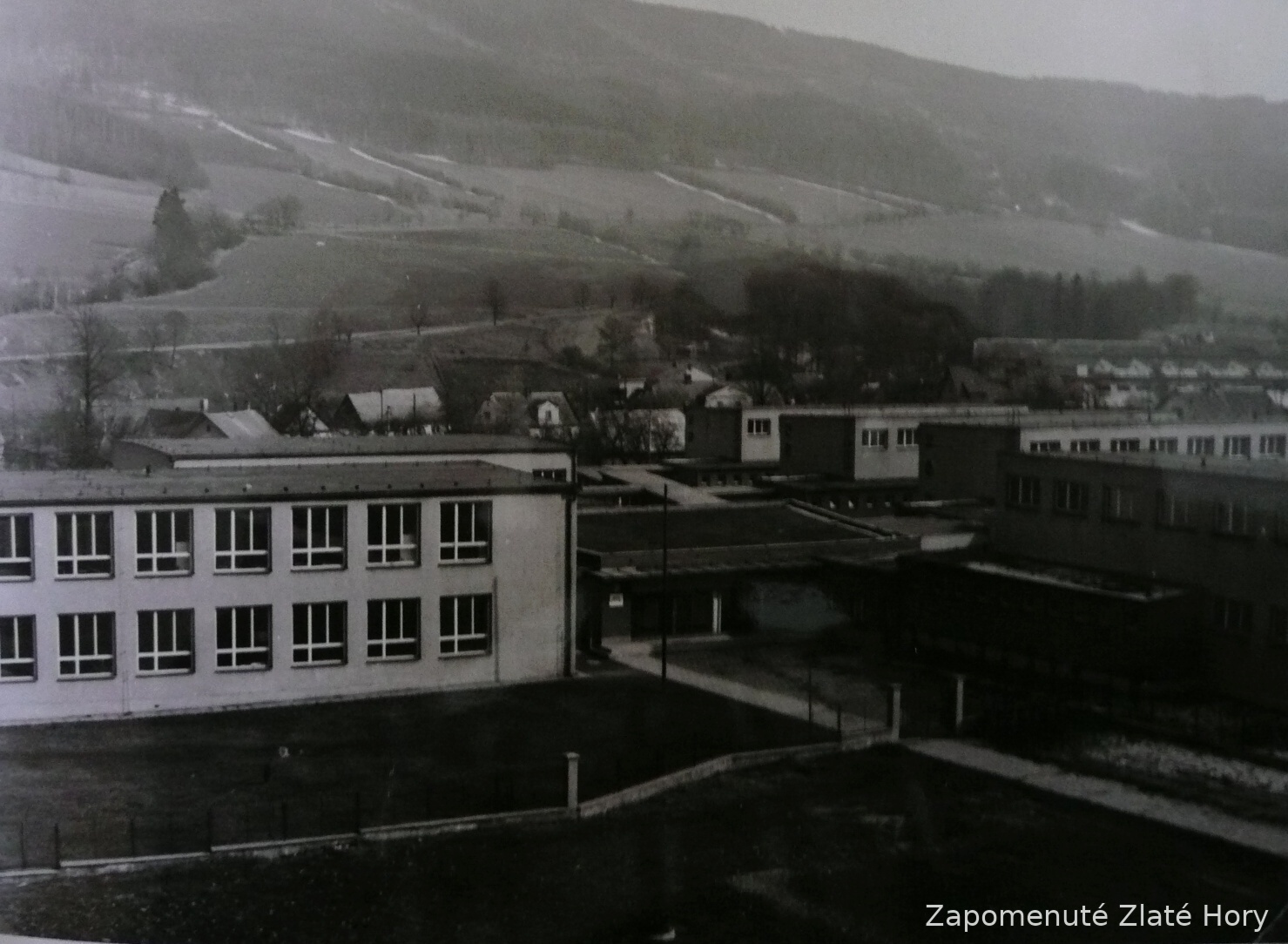 Historický pohled na areál základní školy ve Zlatých Horách