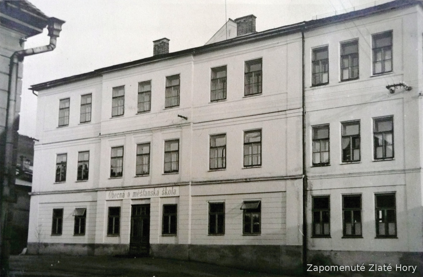 Historická fotografie bývalé obecné školy, dnes pošty, ve Zlatých Horách
