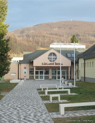 Vstup do budovy základní školy ve Zlatých Horách
