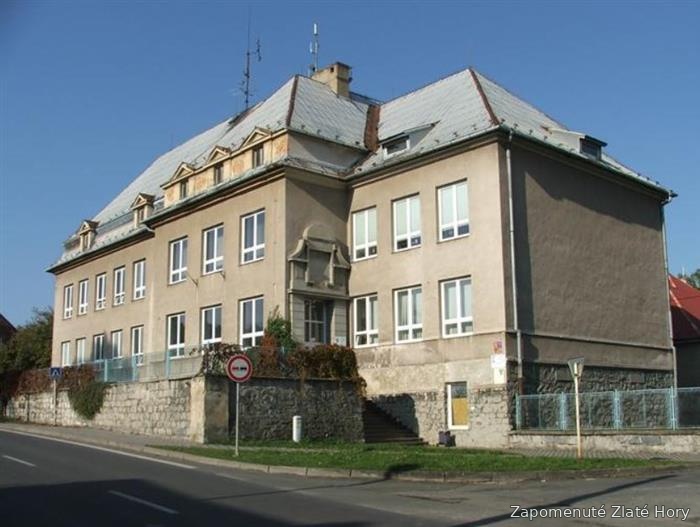 Školní budova s podkrovím a oploceným pozemkem